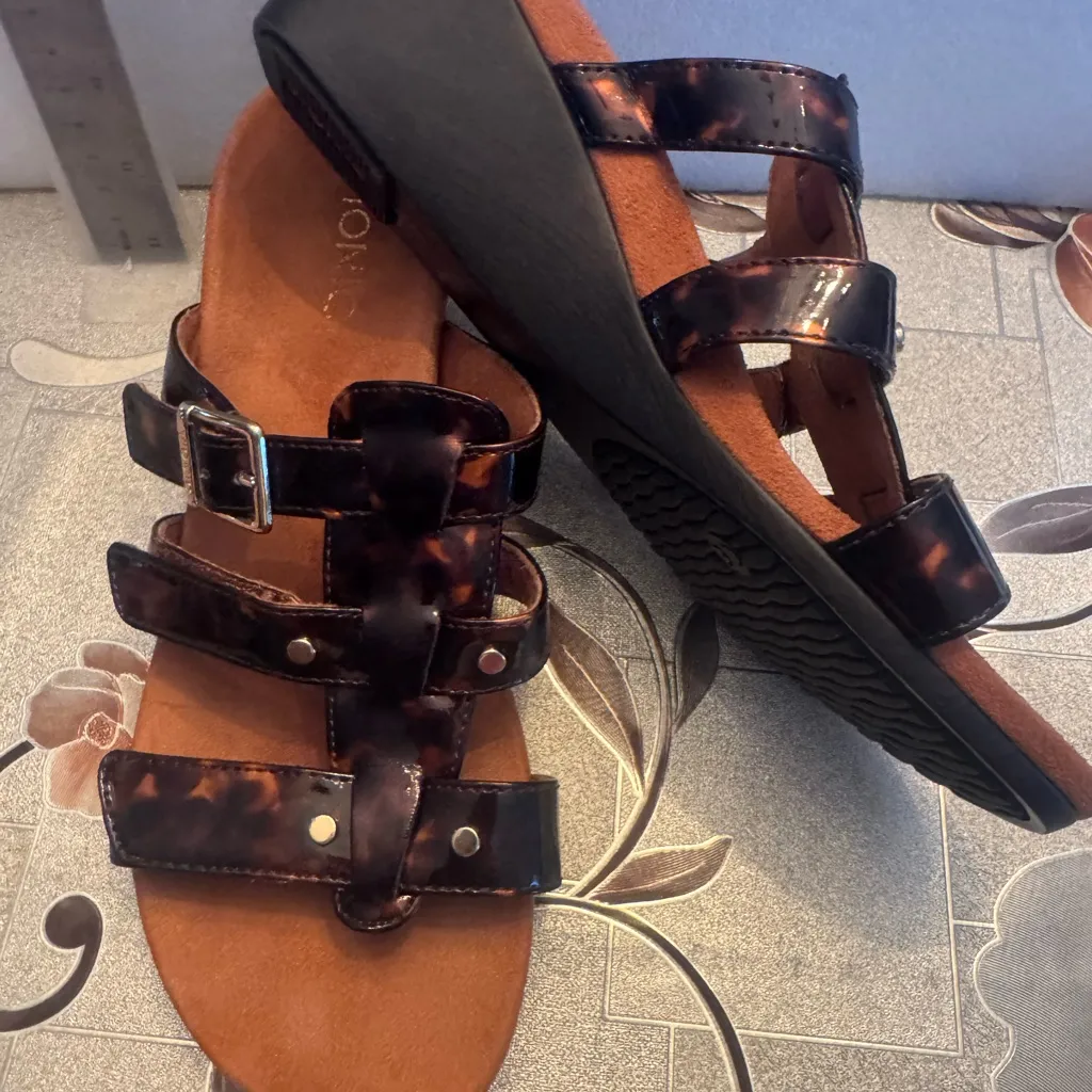 Vionic Tortoiseshell Buckle Sandals - Image 6