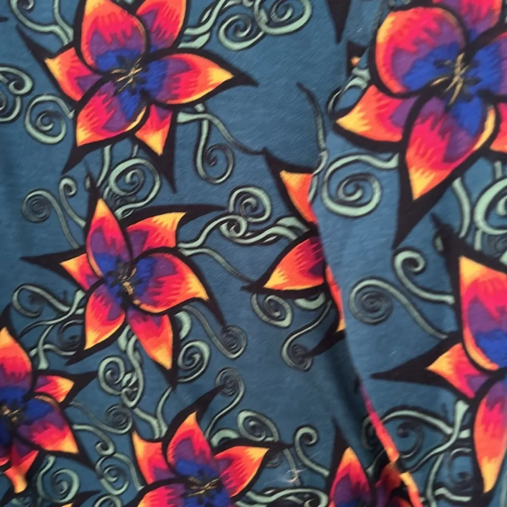 LulaRoe Irma Tunic Top size Medium - Image 2