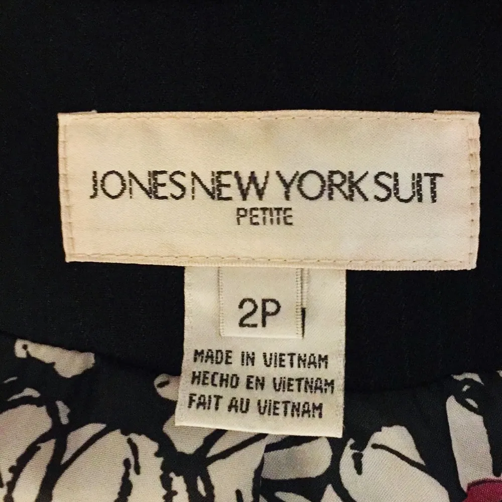 Jones New York Black pinstripe blazer. - Image 6