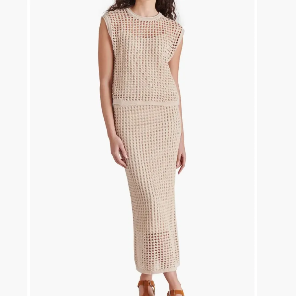 Steve Madden size medium Cap sleeves frame this soft sweater knit - Image 2