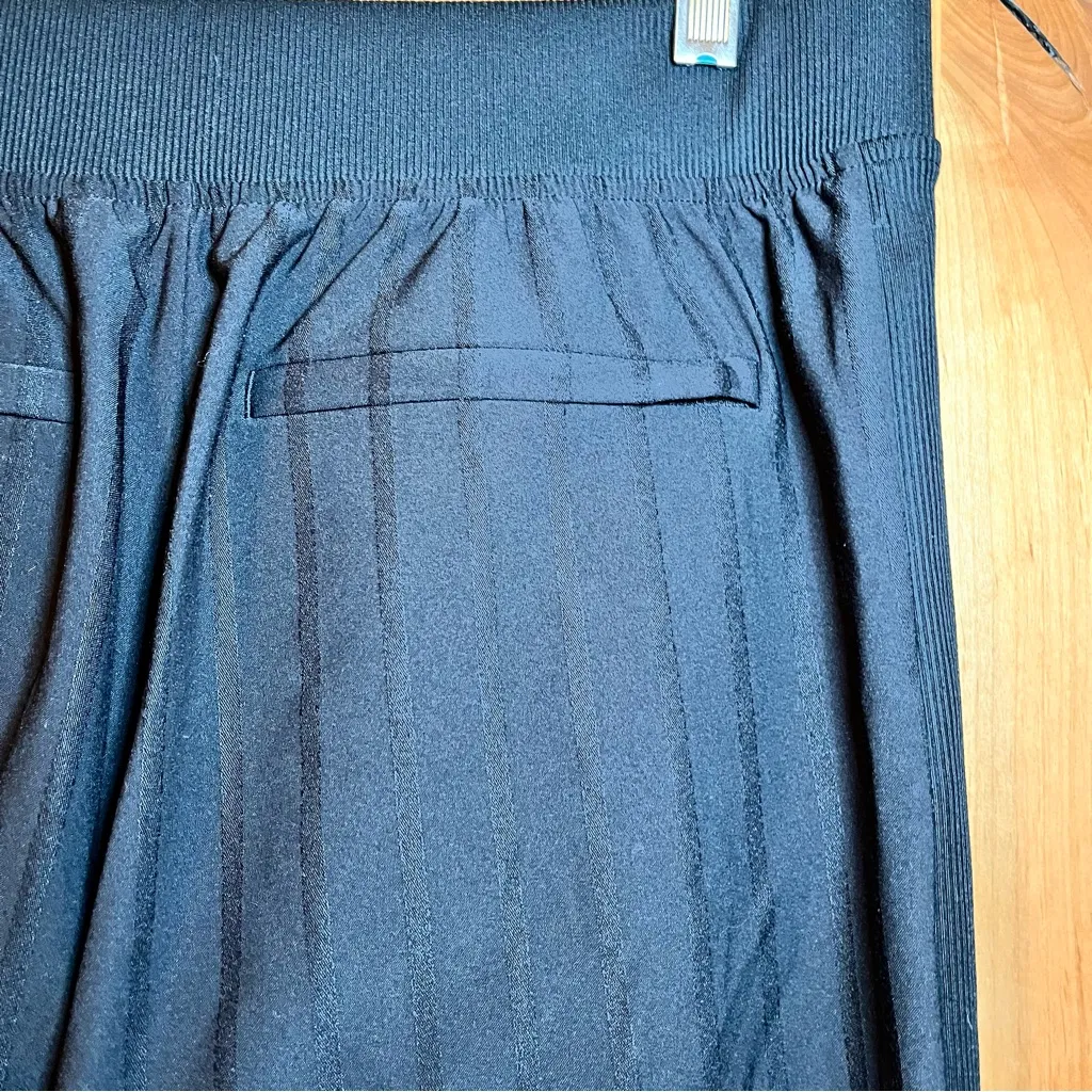 Athleta  Brooklyn Mid Rise Ankle Pant Black Gloss Stripe size 6P Comfortable - Image 7