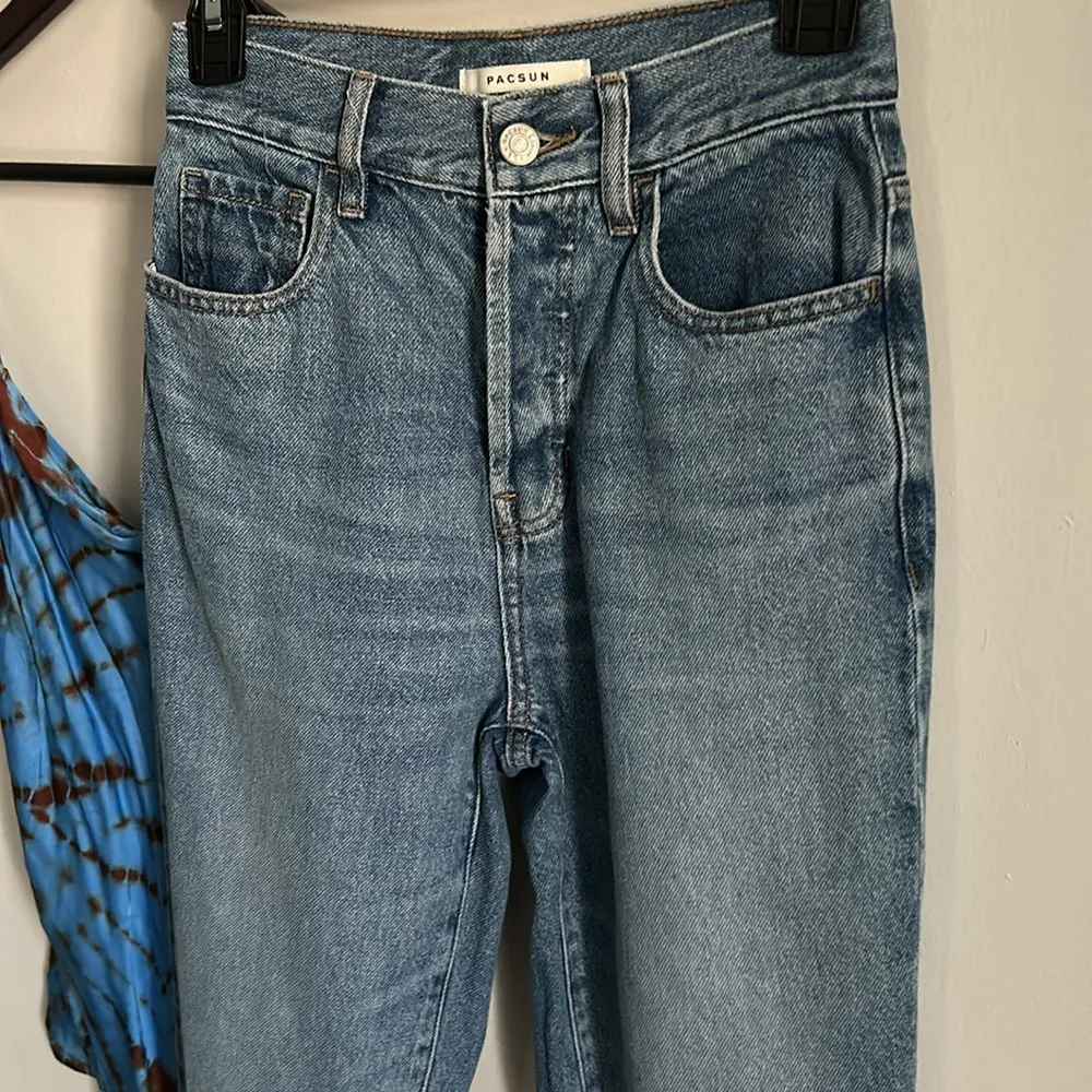 PacSun Women’s 90s Boyfriend Style Medium Wash Denim Raw Hem Jeans - Image 3