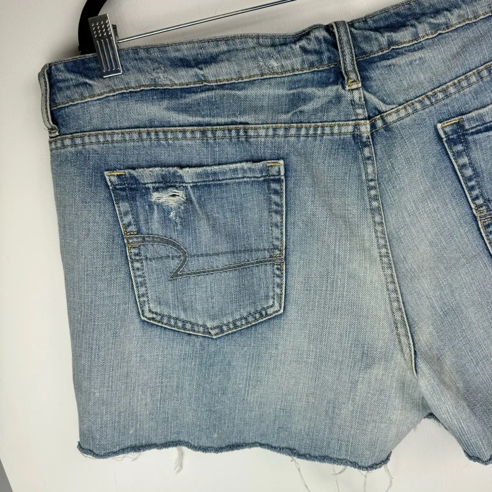 American Eagle Distressed Shorts Sz 18 Light Medium Wash Denim Raw Hem - Image 9