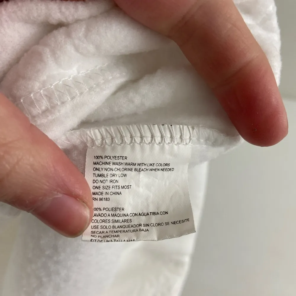 NWOT Women’s solid white snowflake pattern soft fleece ruffle Pom Pom winter hat - Image 4