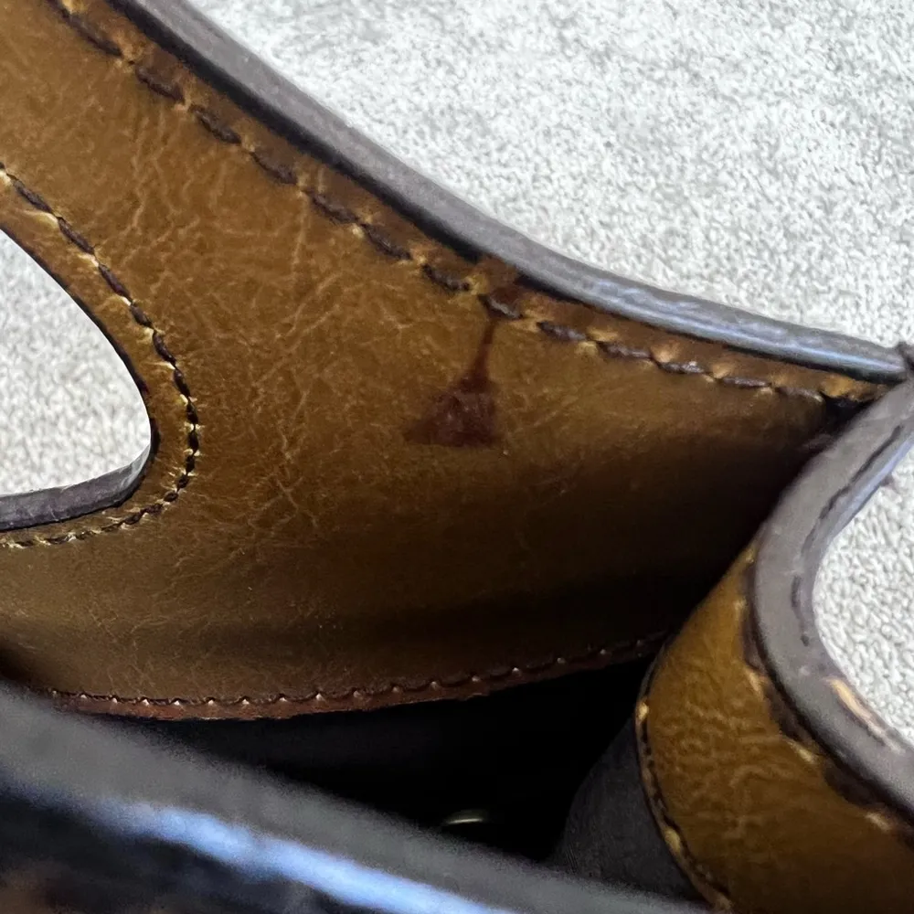 VINTAGE Y2K ✨✨ vegan leather✨ embossed and riveted camel handbag purse - Image 9