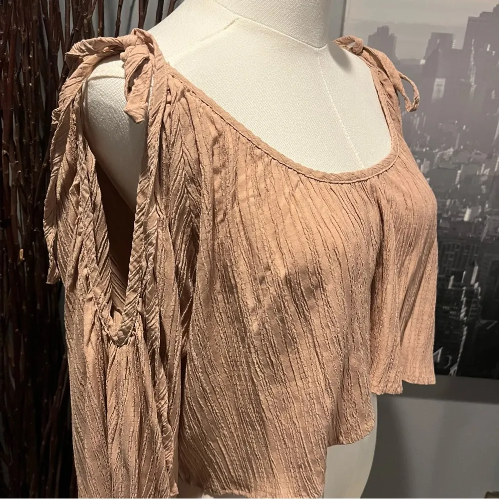 🌺STORIA COLD SHOULDER CROPPED BEIGE BLOUSE SIZE MEDIUM🌺 - Image 3