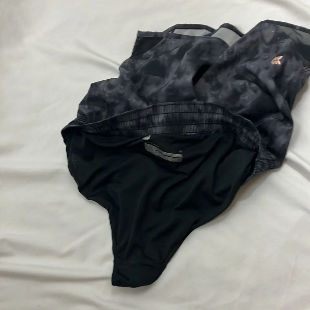 All in motion black and grey athletic running shorts woman’s size medium - Image 9