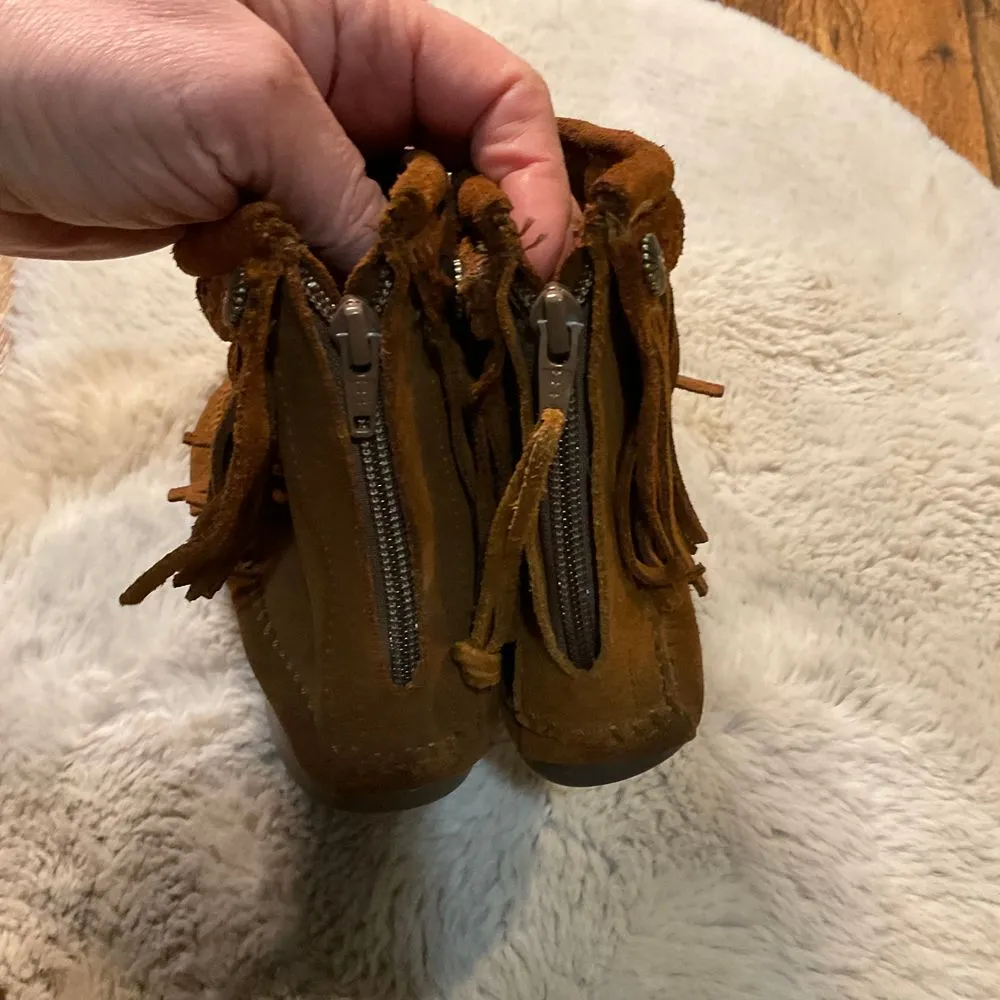 Minnetonka 6 Layer Fringe Bootie Suede High Top‎ Back Zip Ankle Boots Moccasin - Image 3