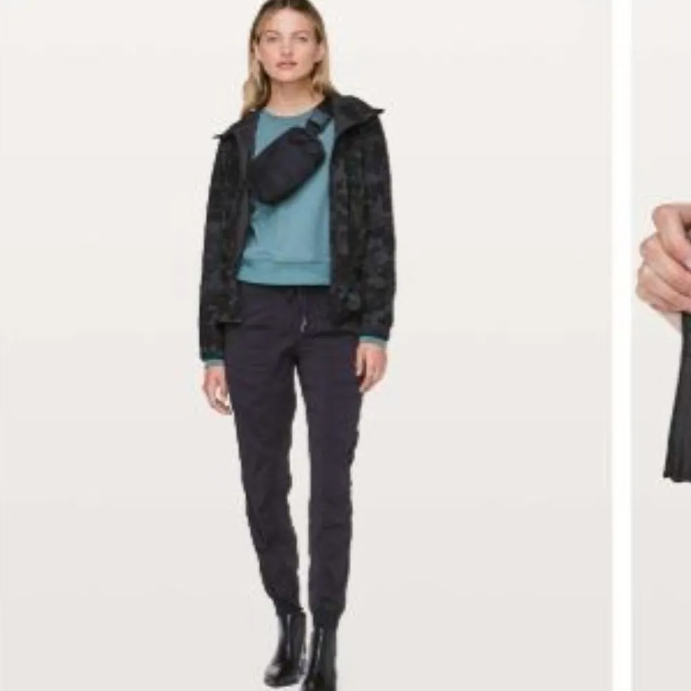 Lululemon  Pack It Up Jacket in black/camo with hood size 2 - Image 5