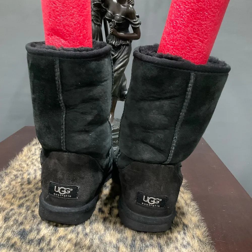UGG  CLASSIC SHORT BOOTS - Image 2