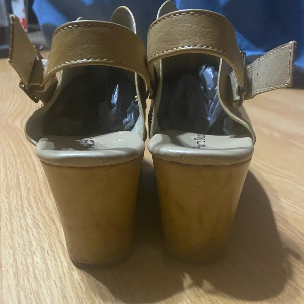 Pierre Dumas 🏷️🏷️Women’s Tan  6.5 strapped wedges - Image 4