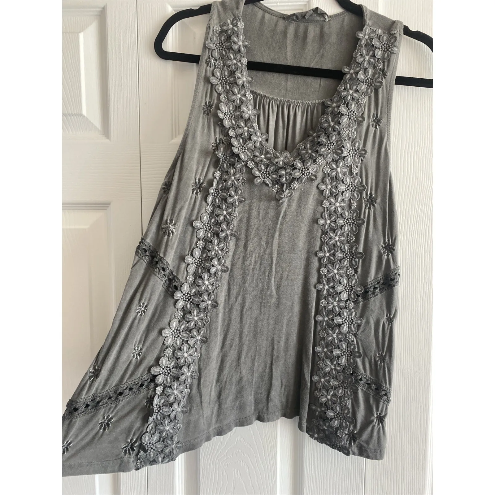 Freckled Poppy X Pol Womens Small Gray Sleeveles Top Floral V Neck Blouse - Image 4