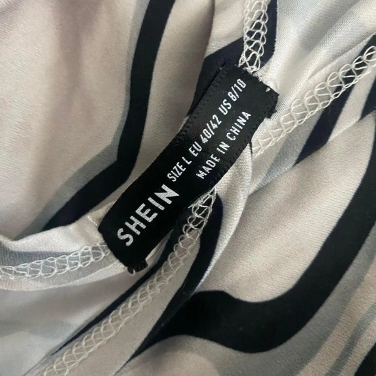 SheIn SZ L open tie back abstract crop top - Image 5