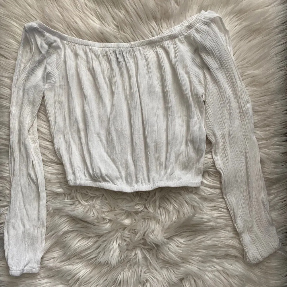 *HPx2!* NEW F21 off-shoulder slit sleeve top - Image 6