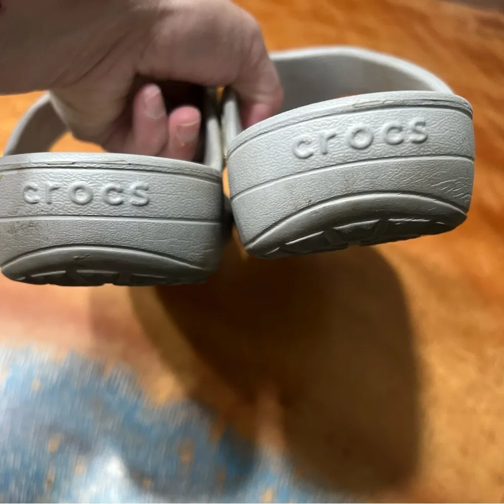 CROCS Metallic Sandals size 10 gray thong - Image 4