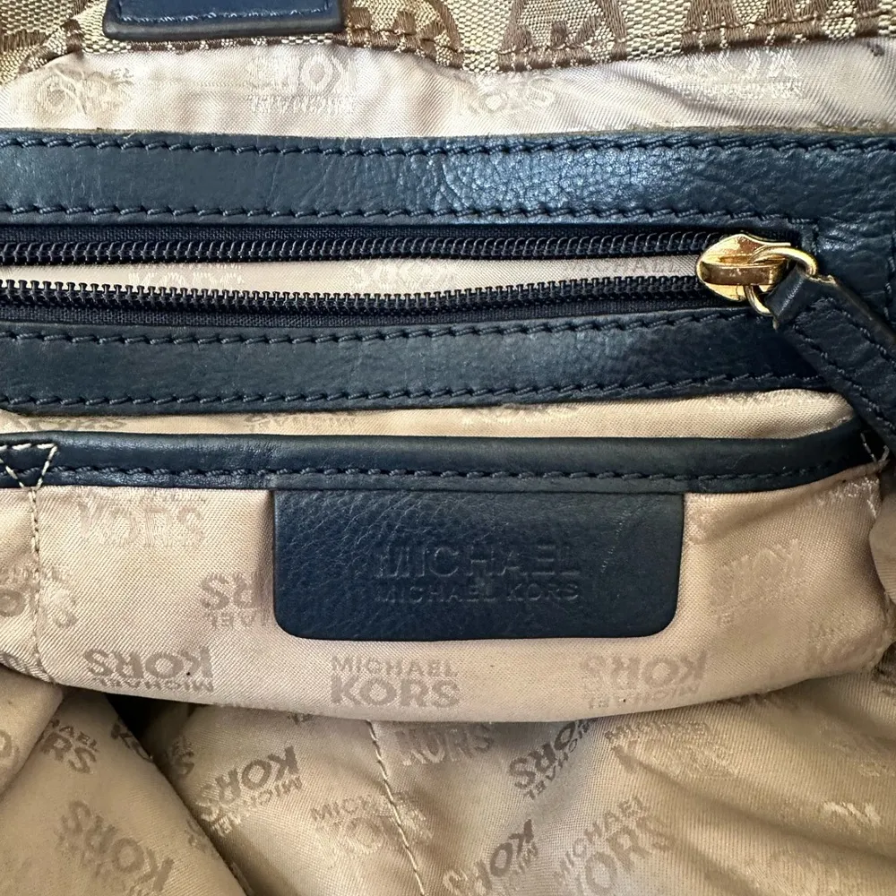 MICHAEL Michael Kors Navy Beige Signature Canvas and Leather Gansevoort Tote - Image 5