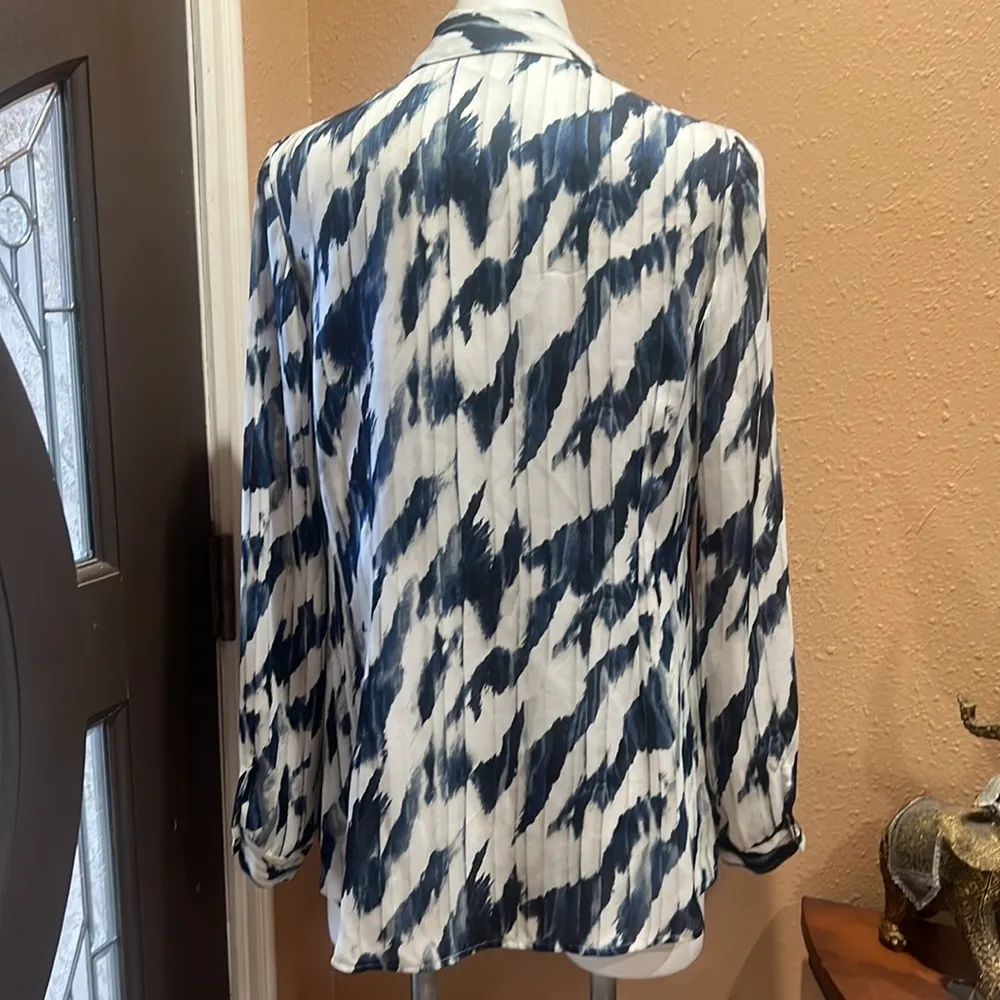 Cabi blue patterned button up blouse - Image 5