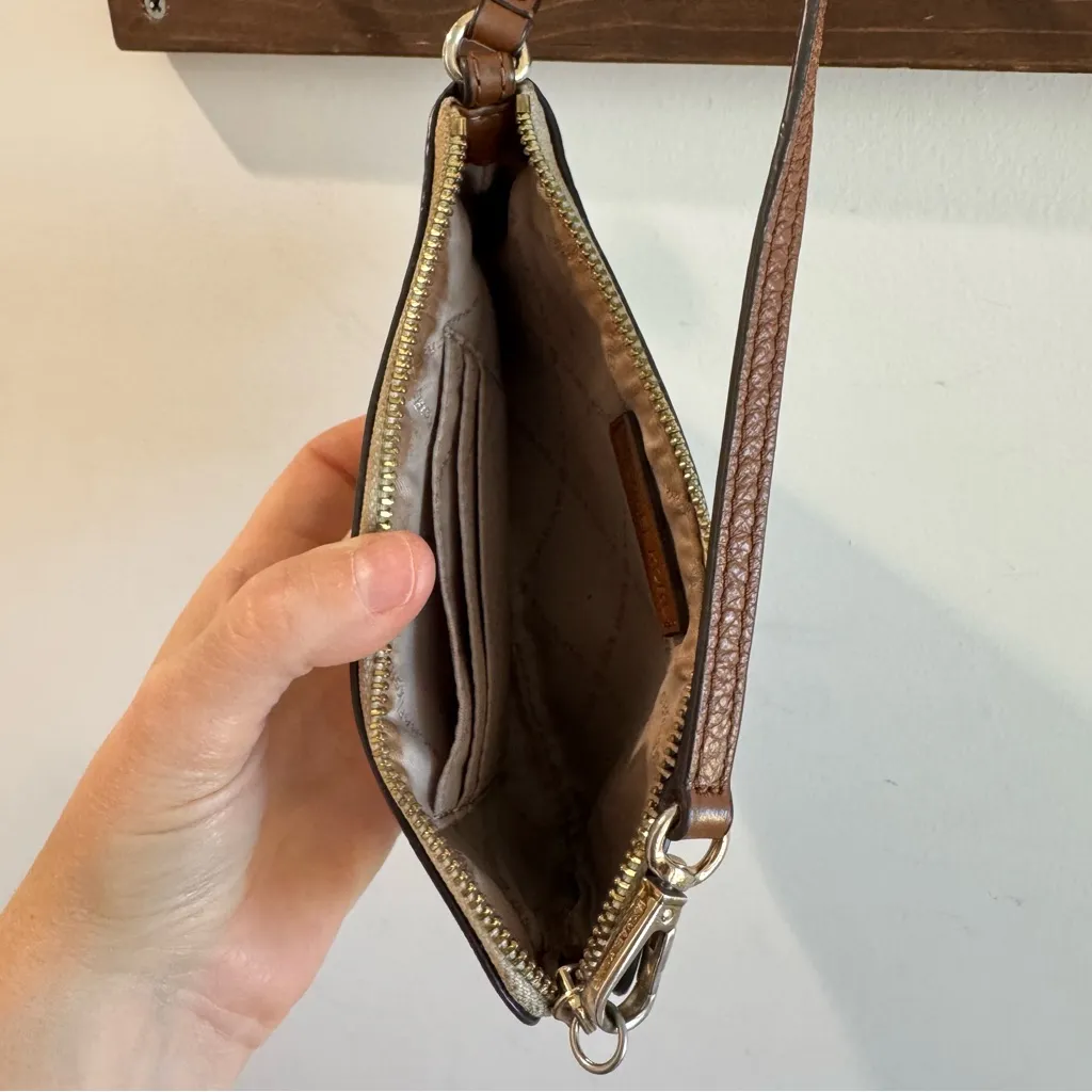 Michael Kors Jet Set Wristlet in Vanilla Signature Logo Print - Image 5