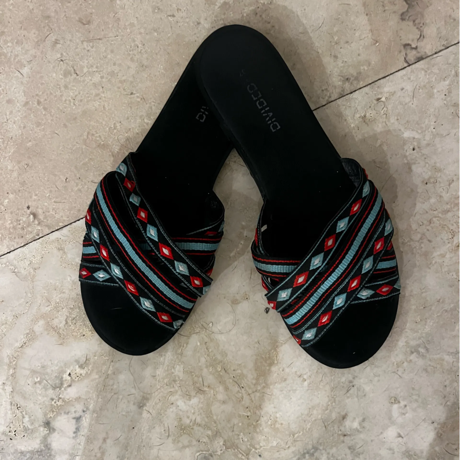 Cocomo Black and Red Patterned Sandals Size 7 - Image 4