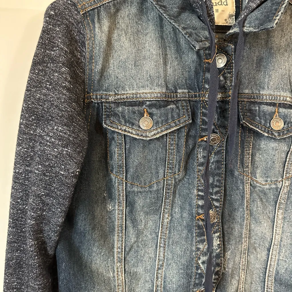 MUDD Denim Jacket Womens M Trucker Sweater Sleeves Hoodie Dark Wash Distressed - Image 6
