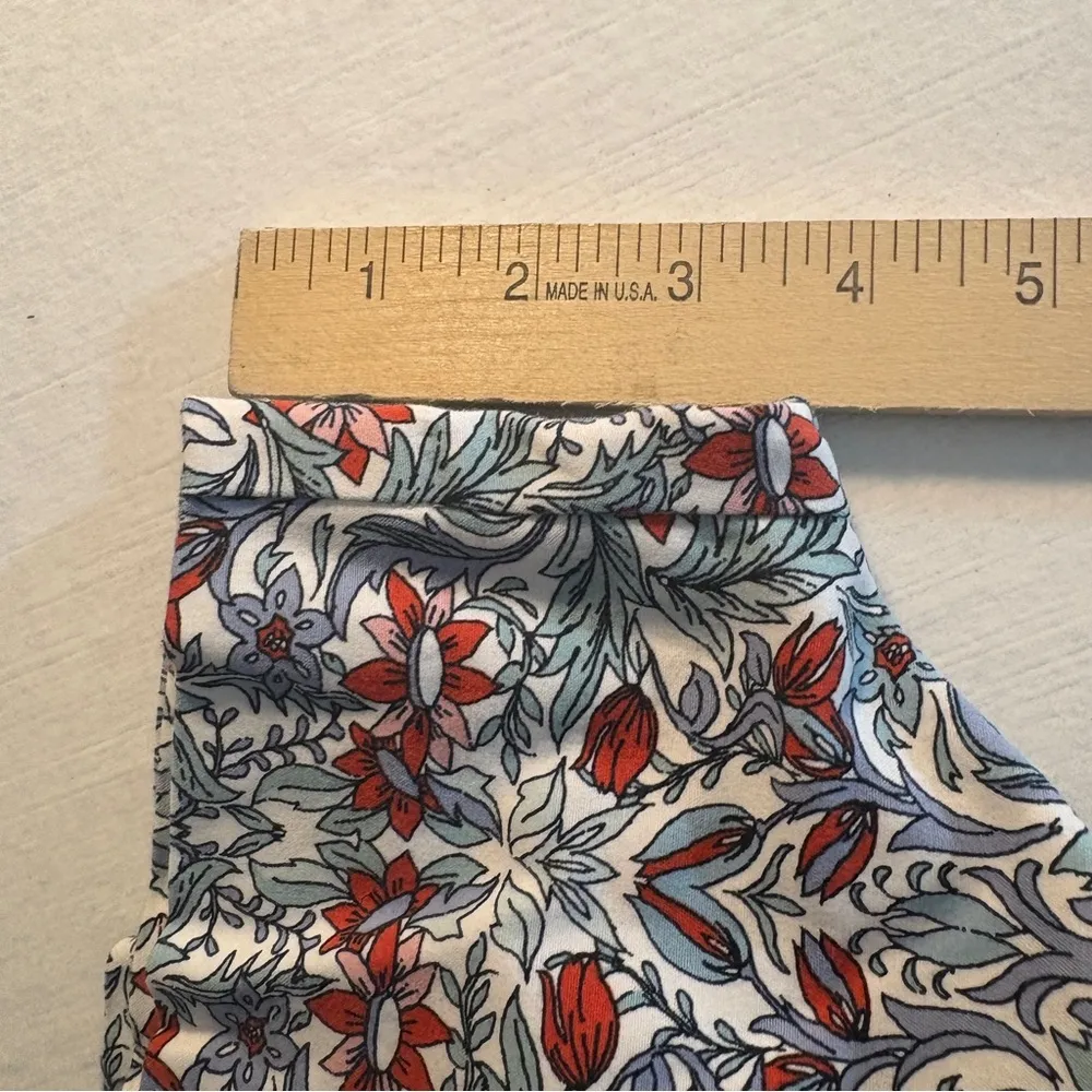 LOFT Floral Print Shorts with Red and Blue Accents Size 0 - Image 4