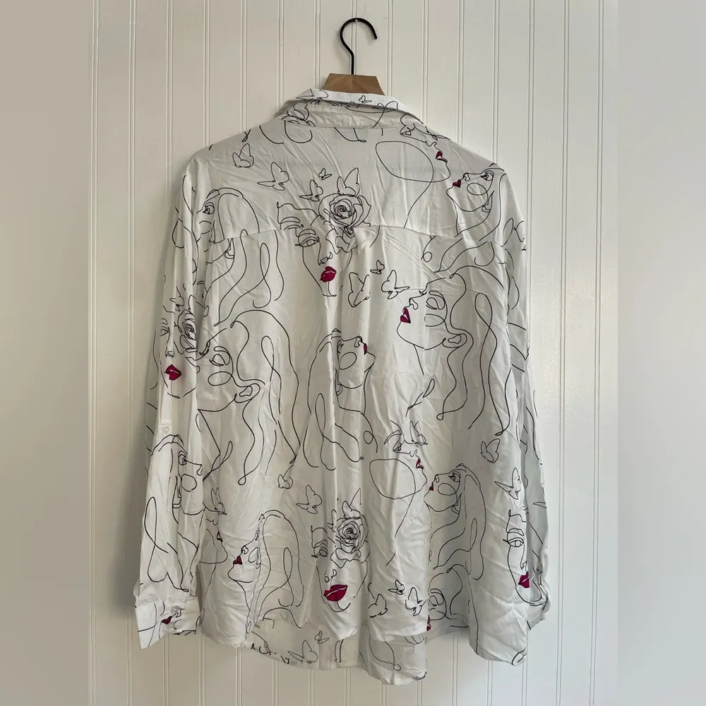 MILK & HONEY Faces Abstract Print Line Art Picasso Button Front Blouse Size 2X White - Image 3