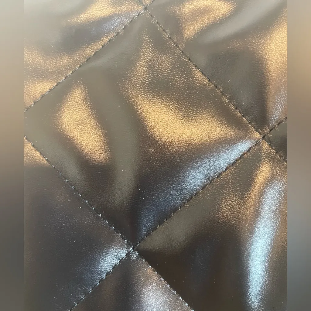 Retail $101 Women’s Quilted Genuine Leather Lock Closure Crossbody Chain Bag Black - Image 12