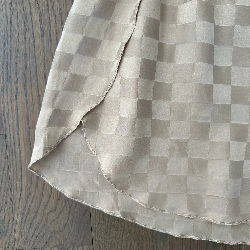 NWOT Lunya Washable 100% Silk Checkered Jacquard Silk Shorts in Golden Tan Large - Image 2