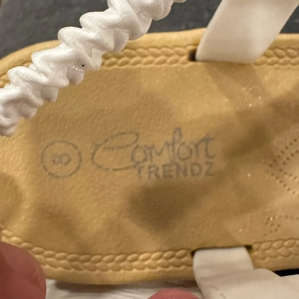 EUC COMFORT TRENDZ Low Wedge Heel Diamante T - Image 8