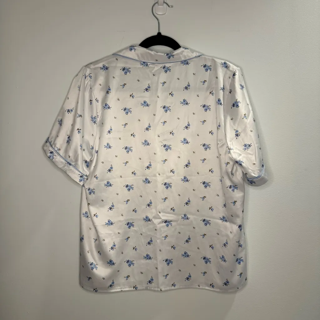 White And Blue Floral Satin Short Sleeve Pajama Button Up Shirt Size Large - Image 3