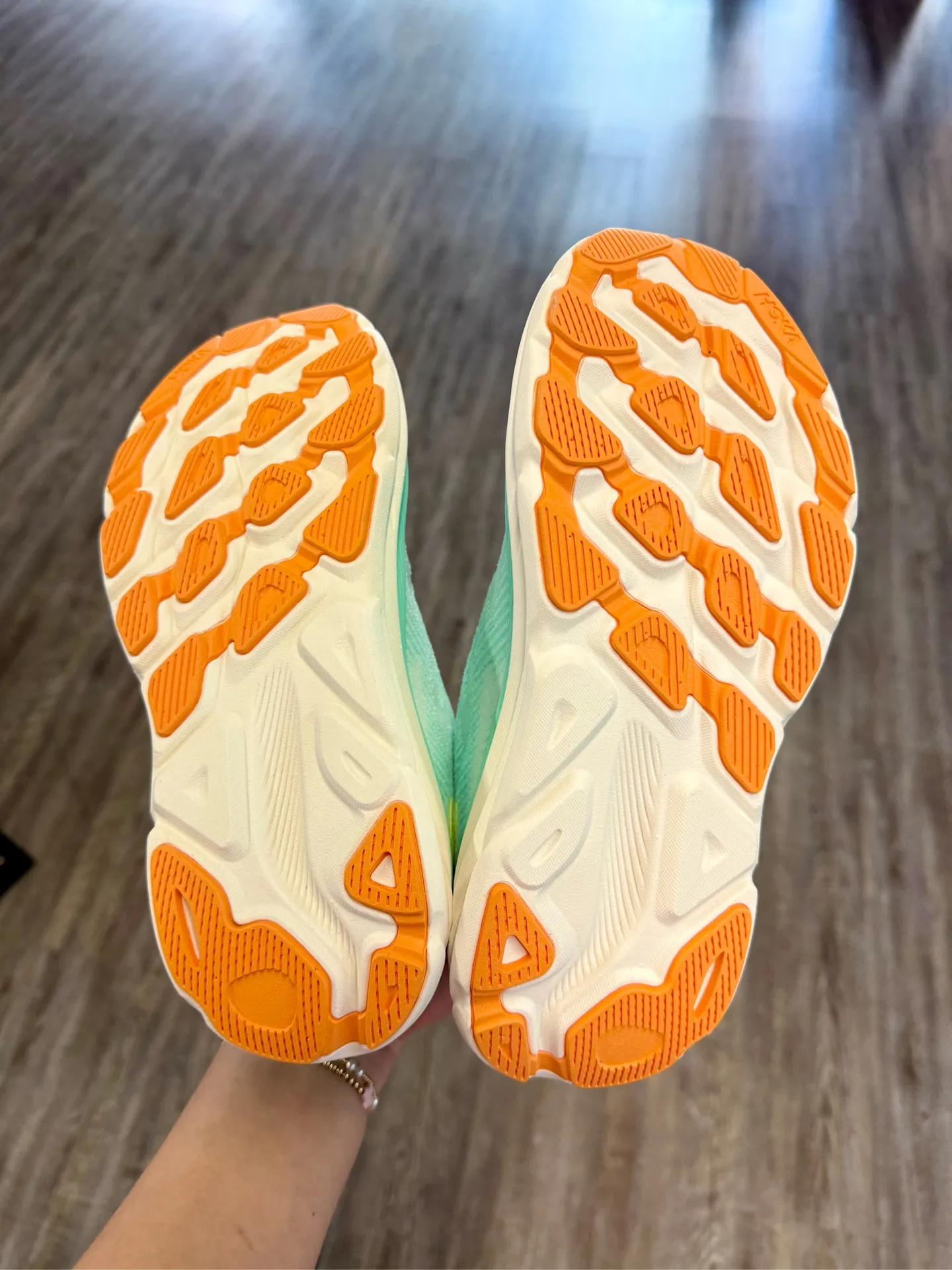 Women’s Hoka Clifton 9 size 6 - Image 4