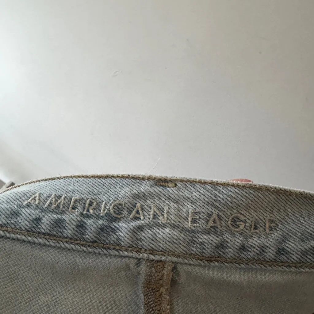 American Eagle Light Wash Distressed Mom Jean Shorts Size 4 - Image 5