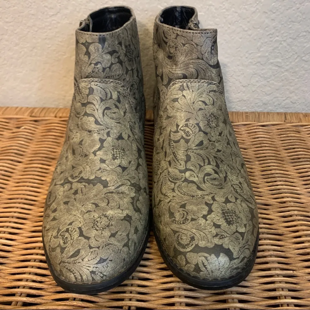 Roxy Black and Gold Filigree Roces Ankle Booties Size 10 - Image 5