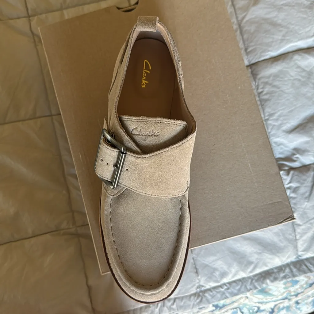 Clarks Cream Loafers with Brown Sole - Image 3