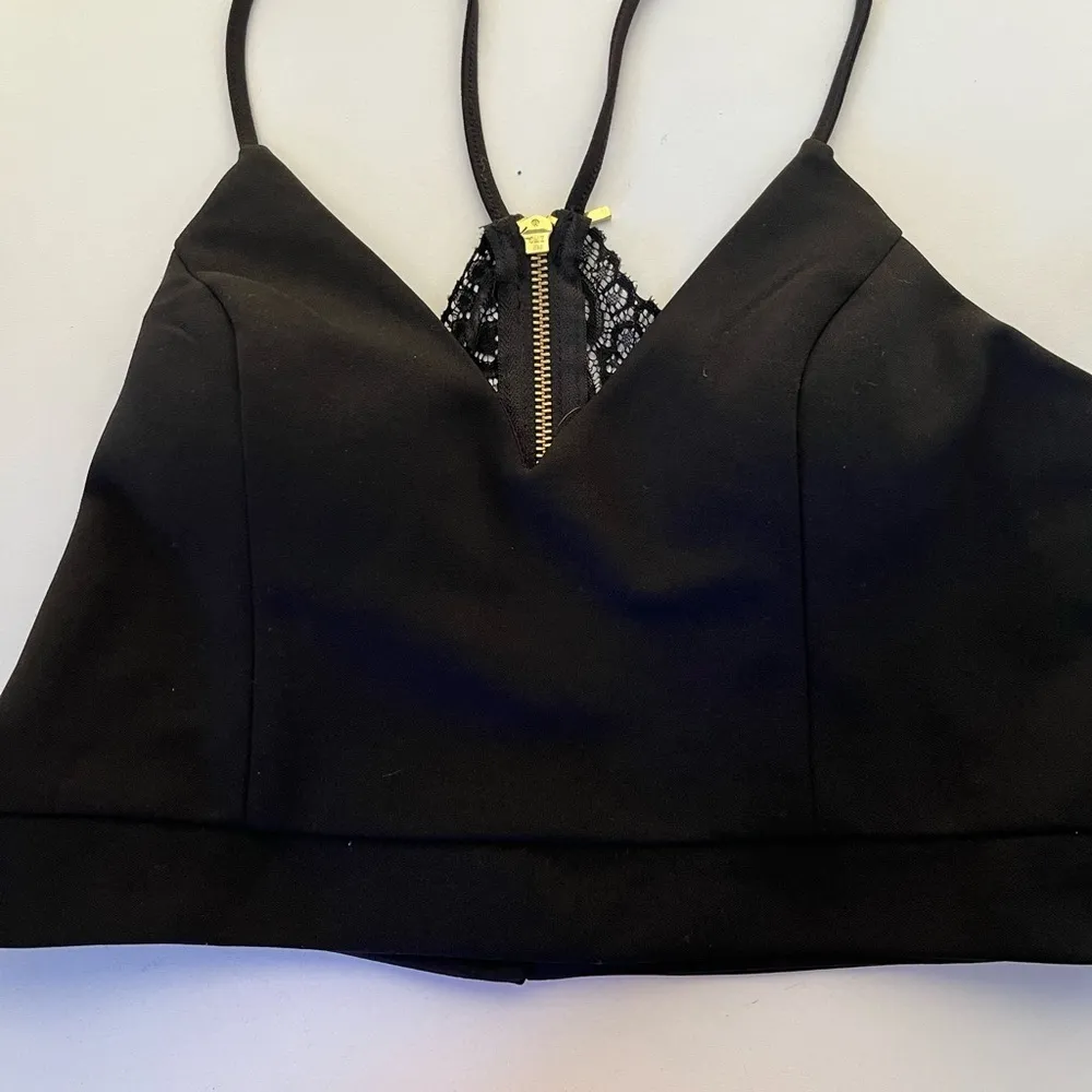 B. Darlin Macy’s Crop V-Nexk Lace Back Gold Zipper Dress Top. Black. XL 15/16 - Image 9