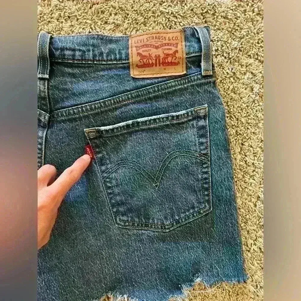 Levi’s 501 Cut off jean shorts Torn up bottom Levi’s 31 waist - Image 4