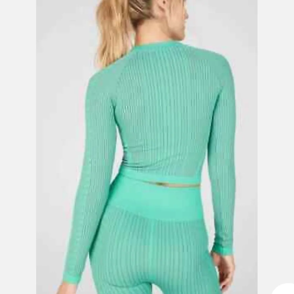 FABLETICS Whitney Seamless Cropped Long Sleeve Top Sz Medium Green - Image 3