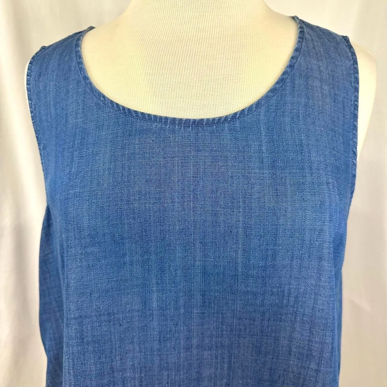TOMMY BAHAMA Lyocell Chambray Blue Denim Bright Floral Embroidered Tank‎ Women L - Image 3