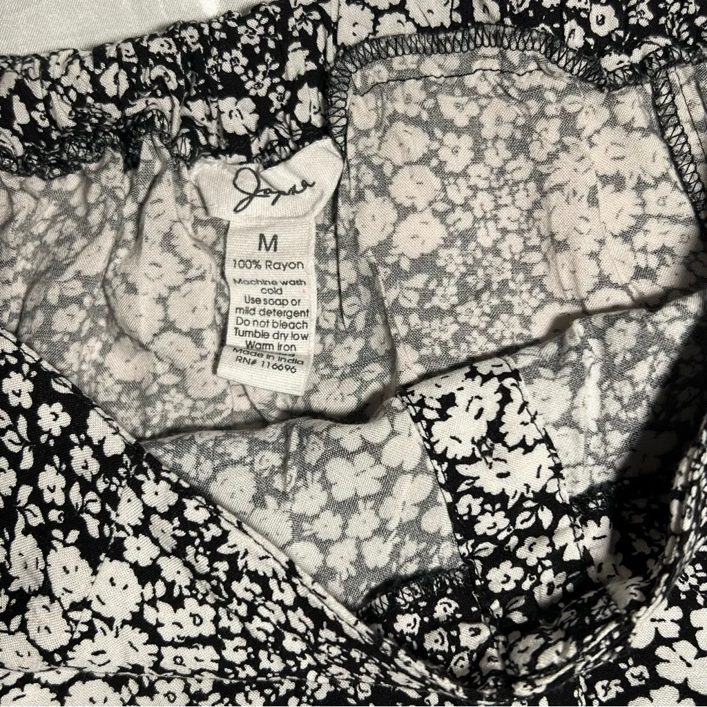 Jasper flowy mini skirt floral print size medium Black - Image 8