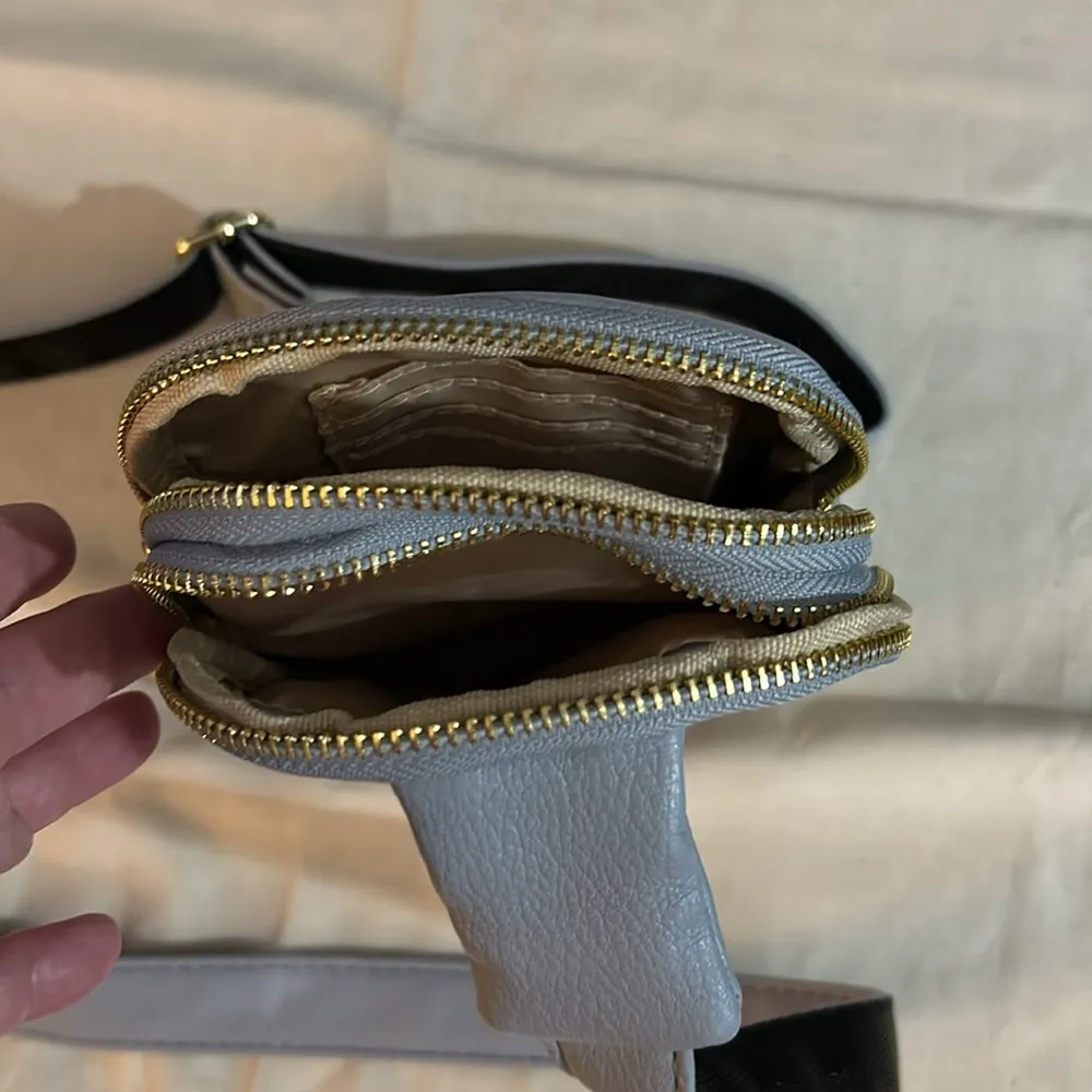 baby blue inicat crossbody bag with gold zippers and clip - Image 3