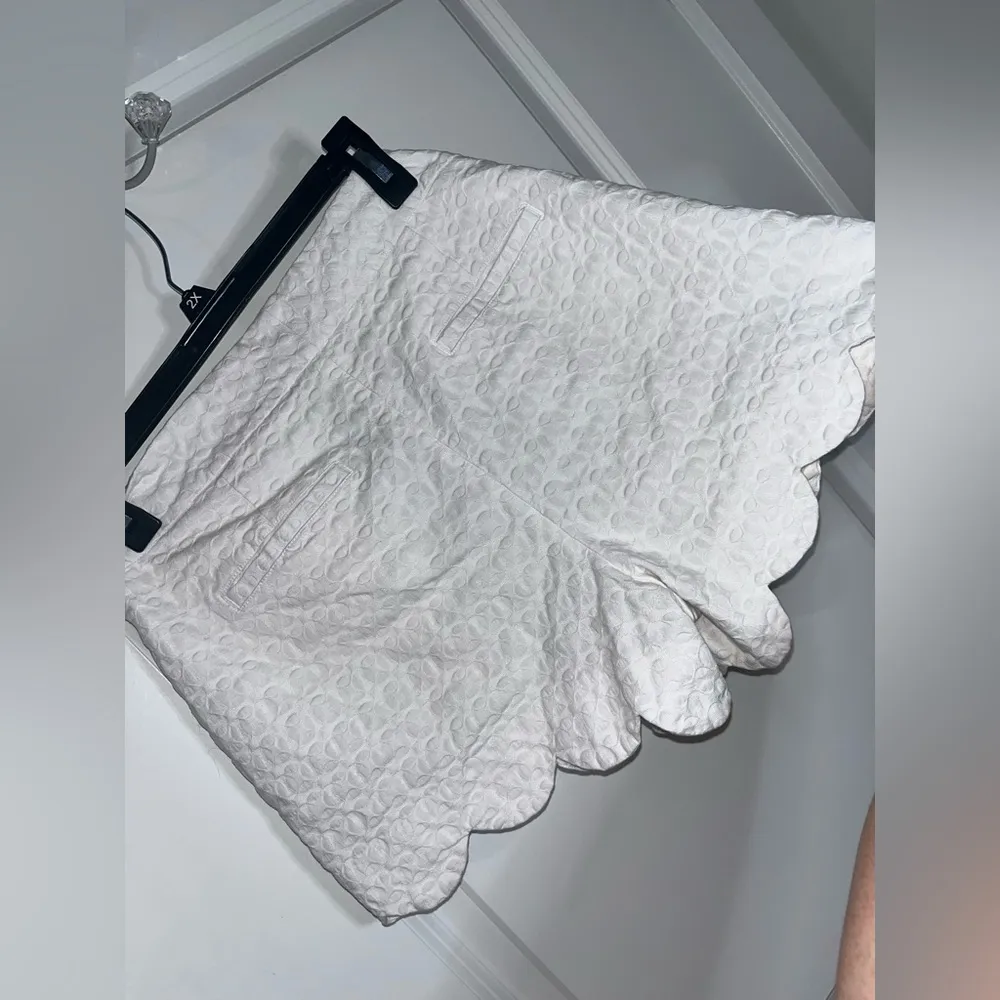 Crown & Ivy Scalloped White Summer Casual & Comfort Shorts Size 10 (Medium) - Image 2