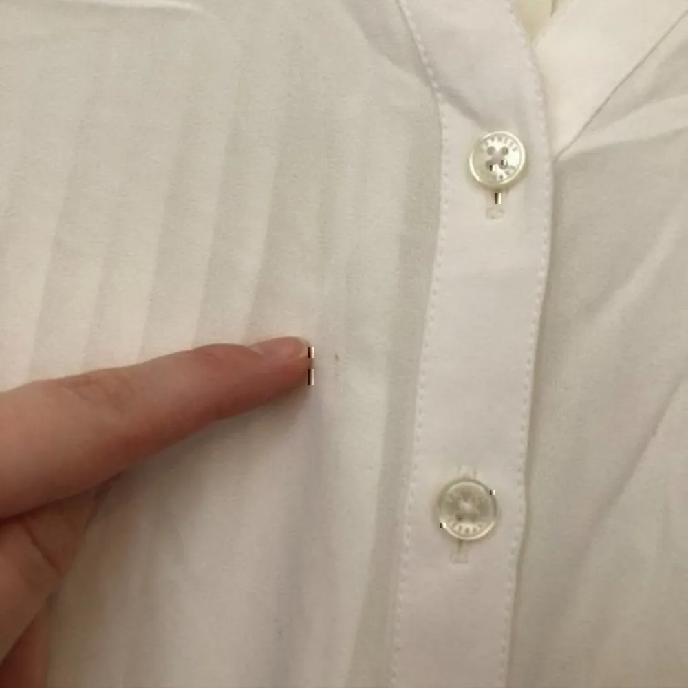 EXPRESS Cream Ivory Accordion Pleated Pleat Back Long Sleeve Button Down Small - Image 6