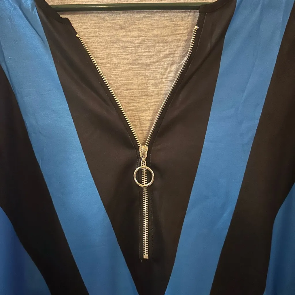 Blue and Black Zipper zip upV-Neck Women's sweater top! Size large! - Image 3