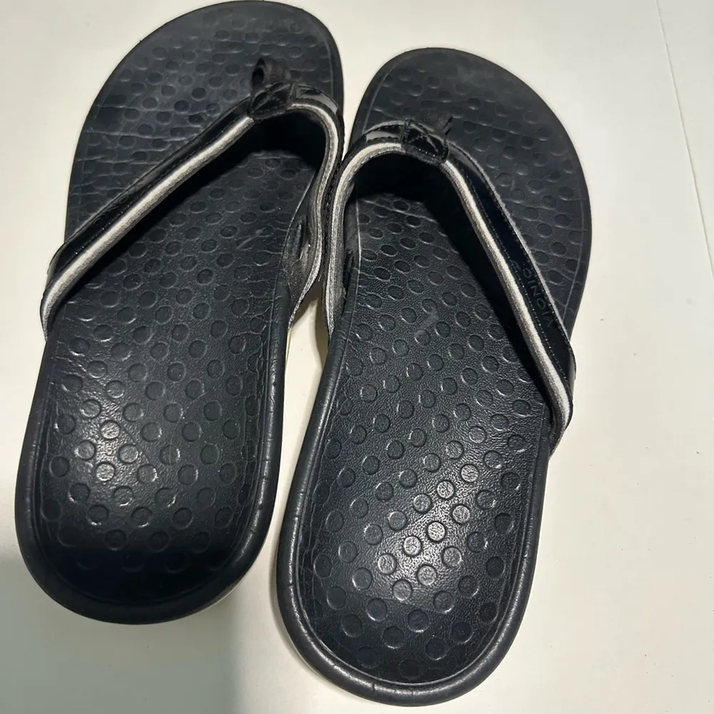 VIONIC WAVE BLACK THONG‎ SANDALS, WOMEN SIZE 10 great condition comfortable - Image 3
