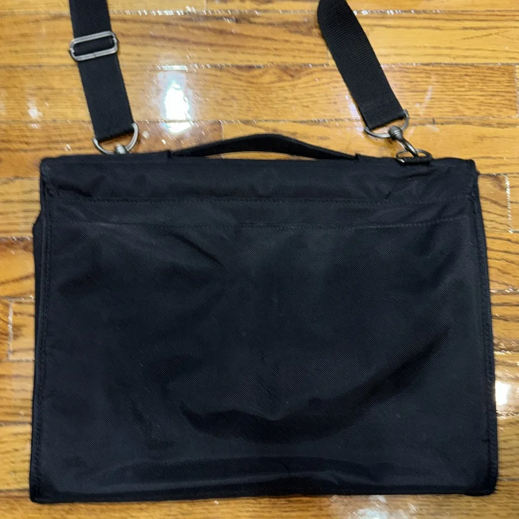 Brookstone black neoprene waterproof lap top bag with detachable shoulder strap. - Image 4