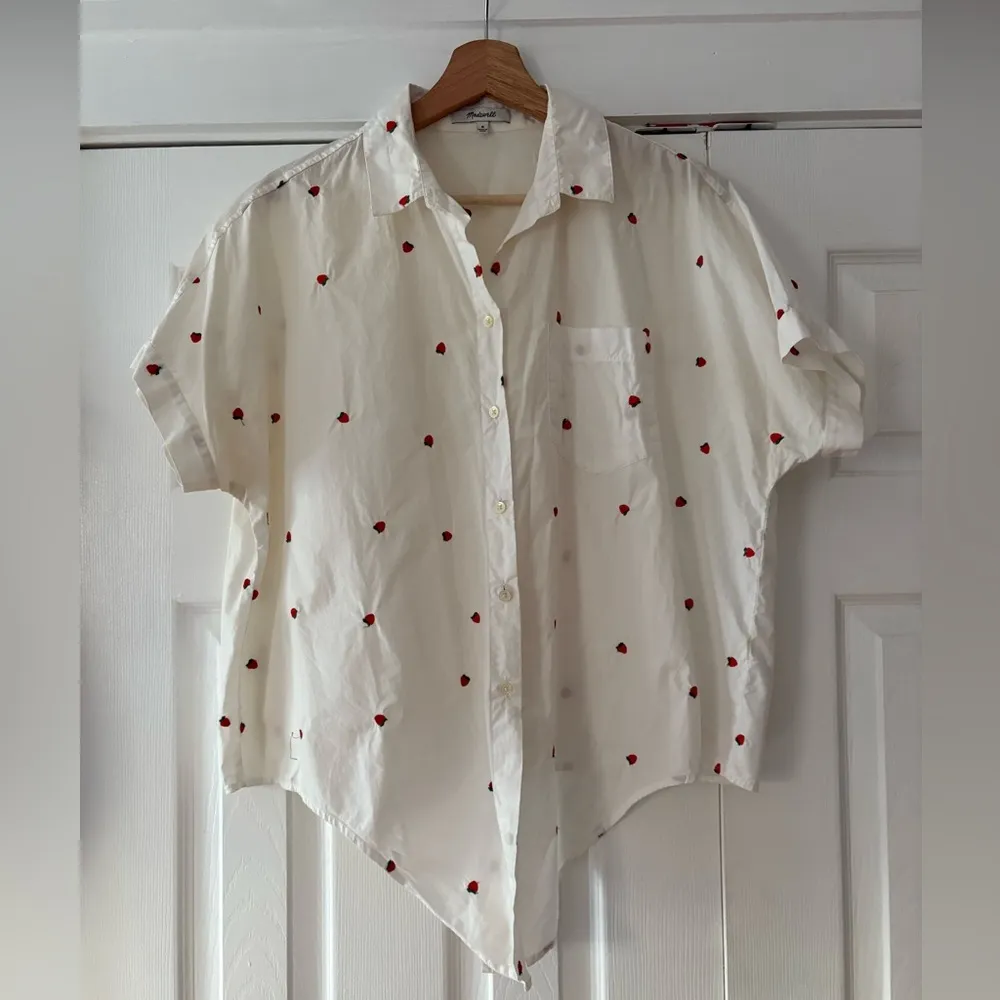 White Button-Up Shirt Red Strawberries Tie Front Medium‎ Oversized EUC Madewell - Image 4