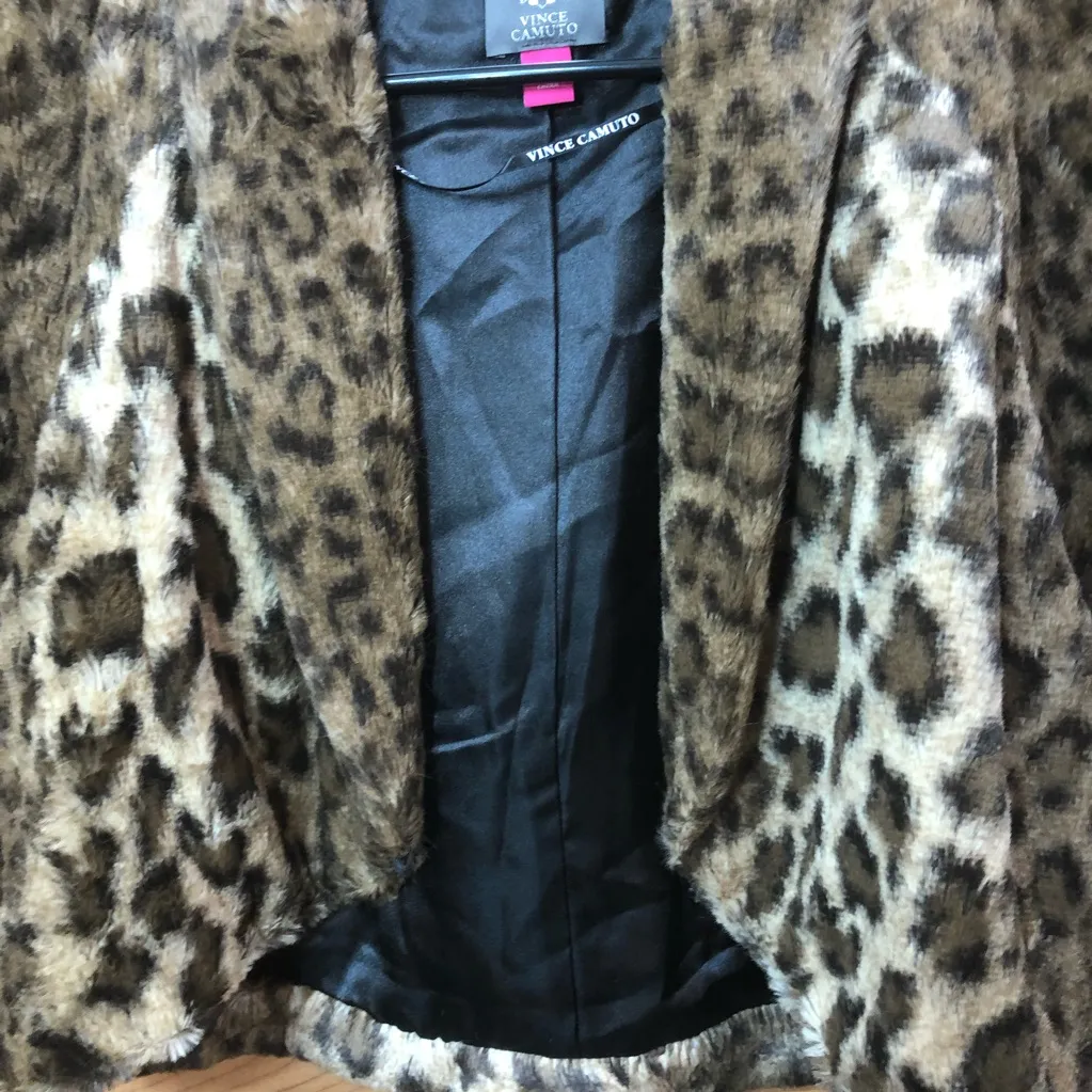 Vince Camuto Super Soft Faux Fur Short Sleeve Shrug with Collar Size Medium - Image 3