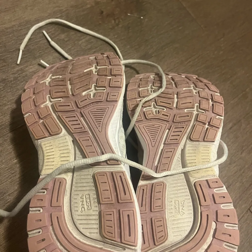 Brooks Women's White and Light Pink Athletic Shoes - Image 3