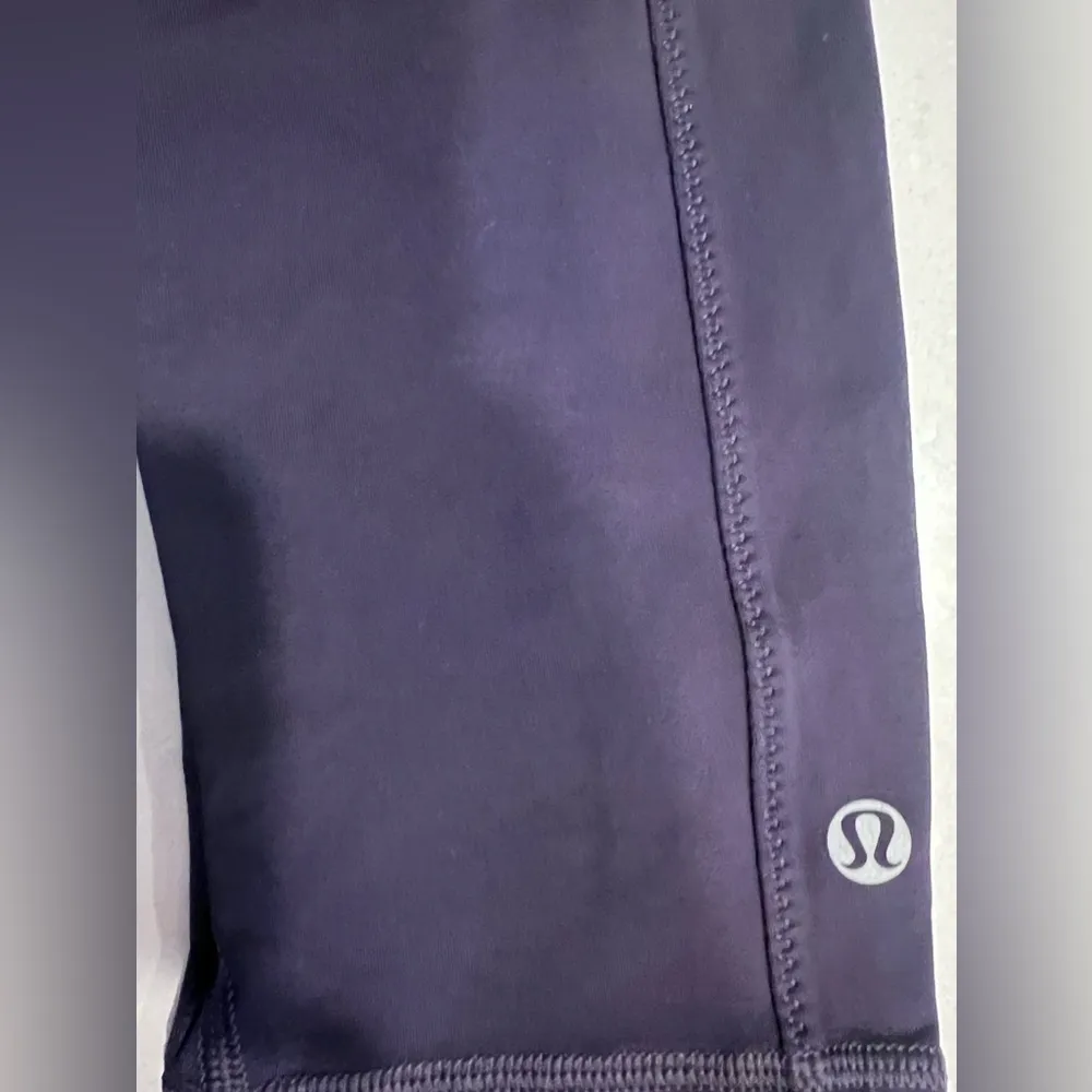 Womens navy‎ Lululemon size 4 capri leggings - Image 4