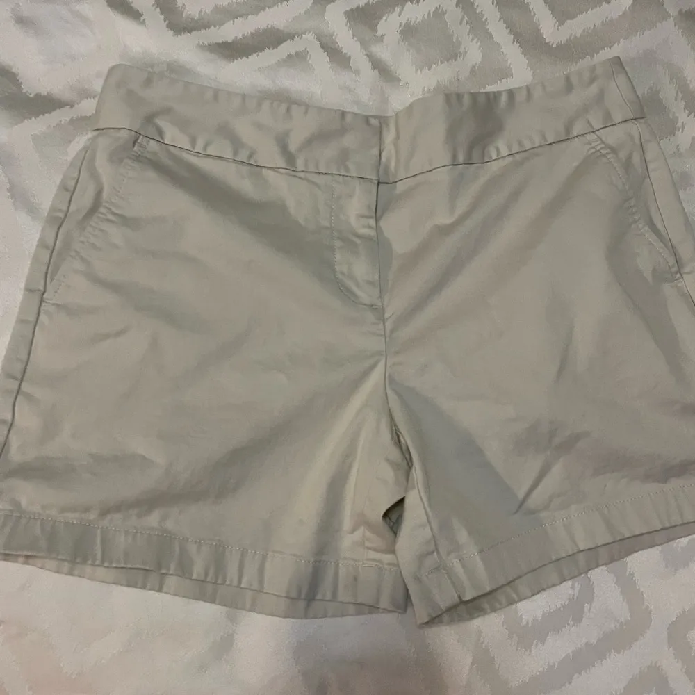Vineyard Vines  Women's Tan Flat Front Shorts - Image 4